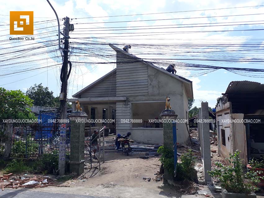 Công nhân đang hoàn thiện phần mái nhà phố tại Nhơn Trạch