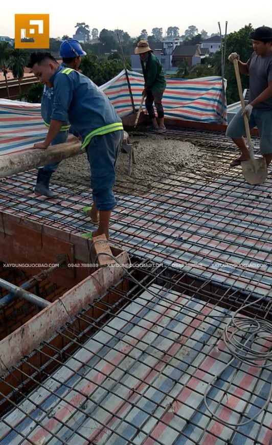 Công nhân đổ bê tông sàn tầng tum