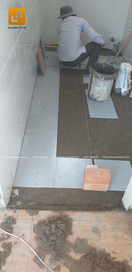 Lót gạch men khu vực lối đi lầu 1