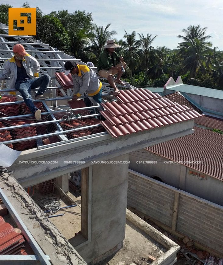Đội thi công zcons đang lợp mái ngói căn biệt thự hiện đại - ảnh 1