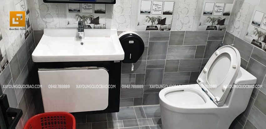 Phòng vệ sinh được ốp gạch màu sắc nhẹ nhàng, sử dụng vật dụng hiện đại