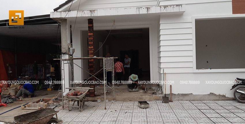 Đội thi công zcons đang hoàn phần hiên nhà