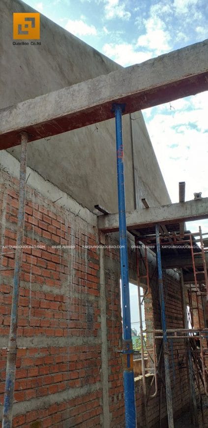 Thi công dầm mái tầng 2 để gia cố phần trên của biệt thự