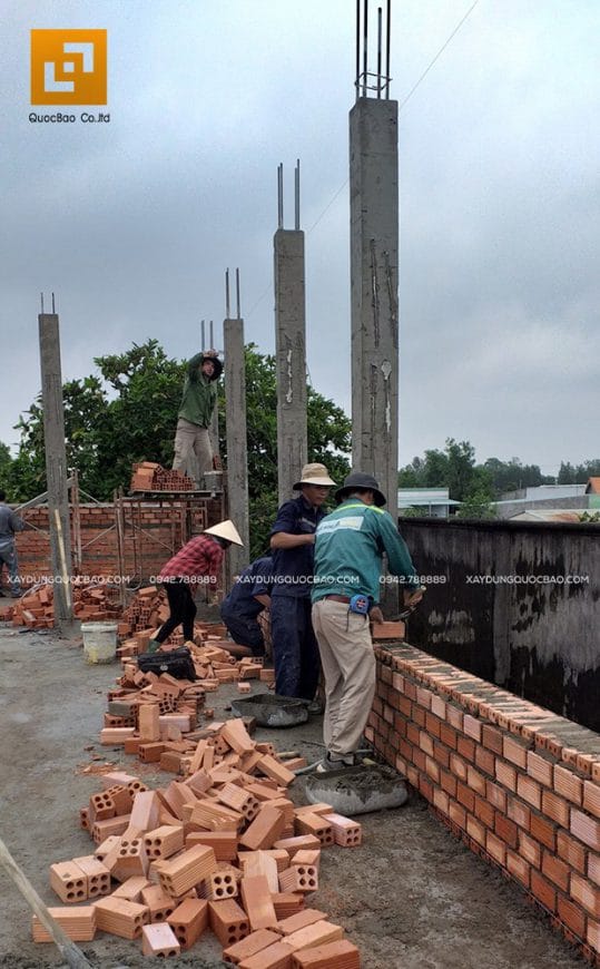 Đội thi công đang xây tường lầu 1