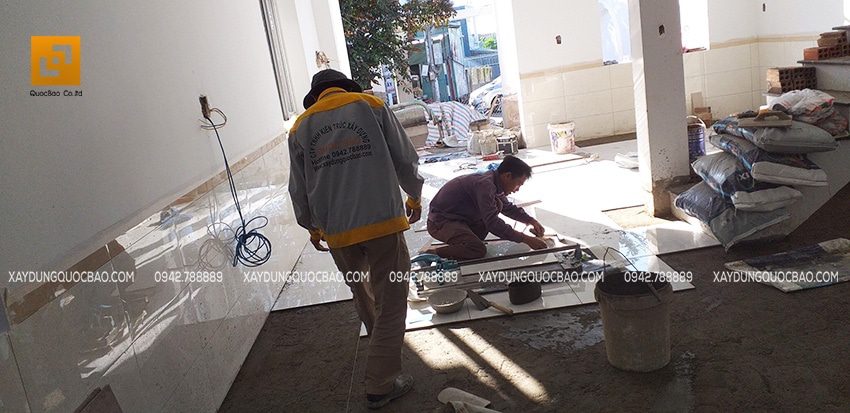 Sau khi láng nền, công tác ốp gạch nền được triển khai ở tầng trệt biệt thự