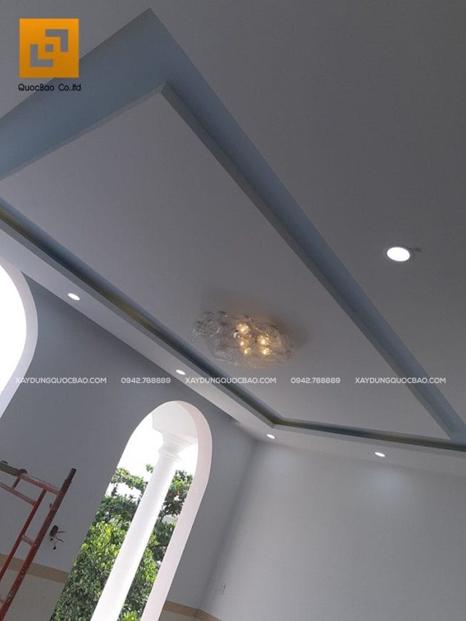 Trần nhà được trang trí đèn chùm rất sang trọng