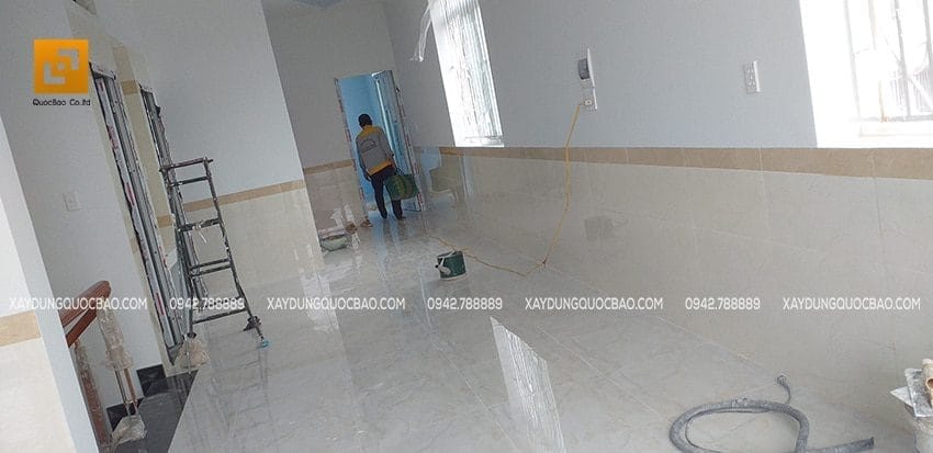 Phòng sinh hoạt chung sau khi đã lót gạch hoàn thiện