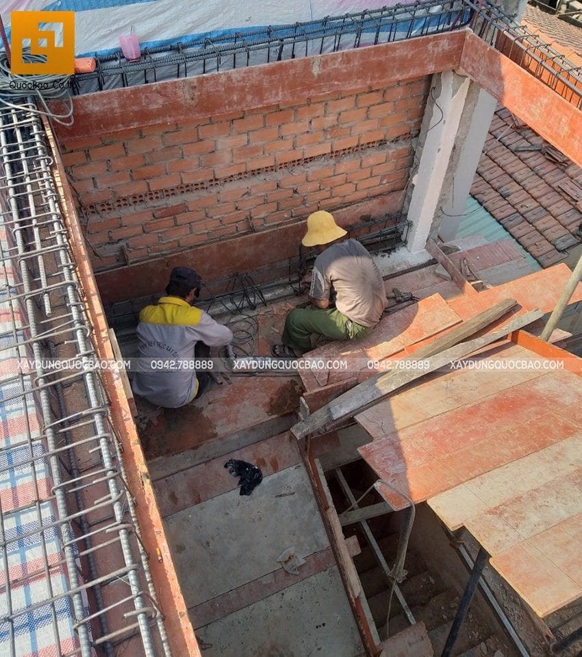 Thi công lắp ráp coppha cầu thang tầng trệt