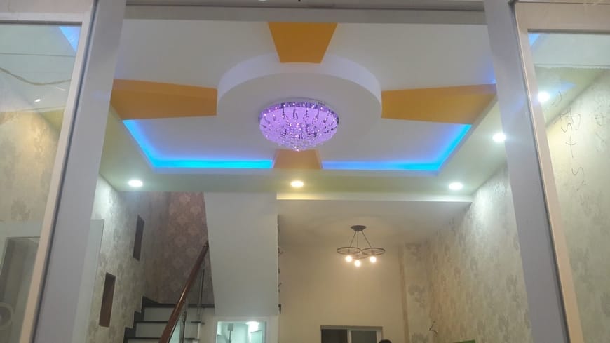 Đèn chùm bố trí trên cao tôn lên vẻ đẹp trần nhà