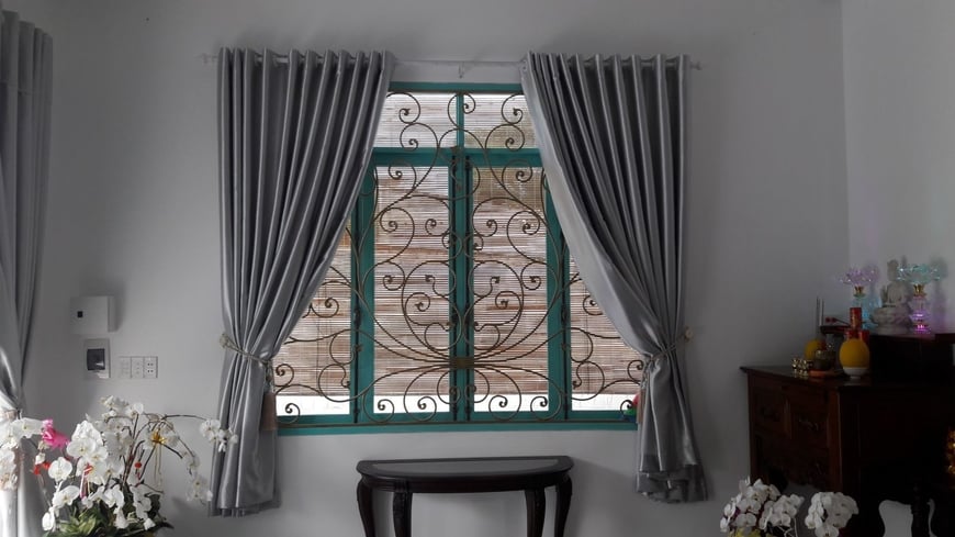 Bên hông Biệt thự bố trí nhiều khung cửa kính để tối ưu ánh sáng tự nhiên trong nhà