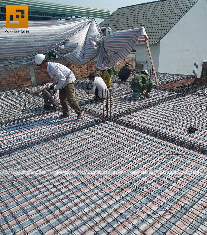 Công nhân đang thi công đan thép 2 lớp sàn tầng trệt, chuẩn bị đổ bê tông