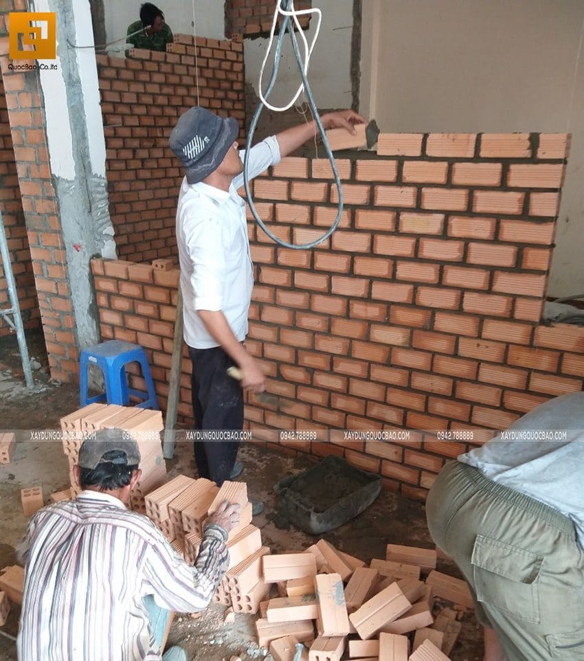 Bên trong, đội thi công đang xây tường vây, tường ngăn giữa các phòng