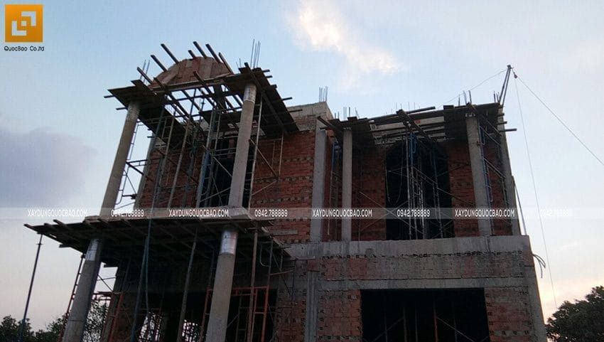 Công nhân đang hoàn thiện phần xây thô lầu 1 - ảnh 3