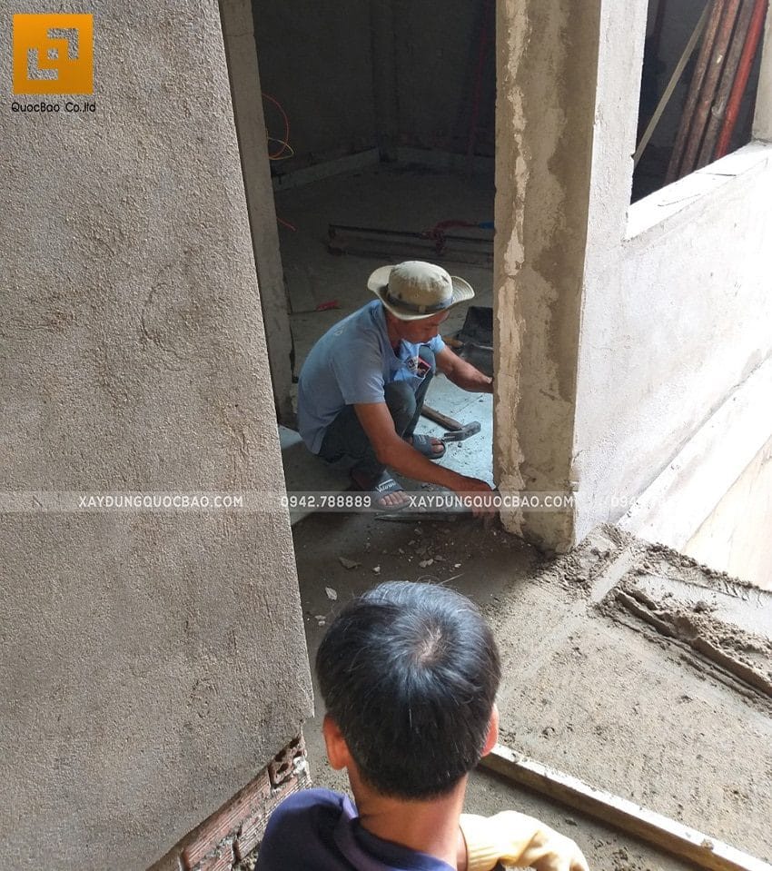 Thi công đi len chân tường để tăng tính thẩm mỹ cho ngôi nhà