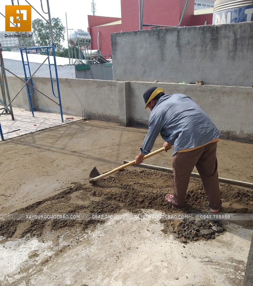 Công nhân thi công cán nền tầng tum của ngôi nhà