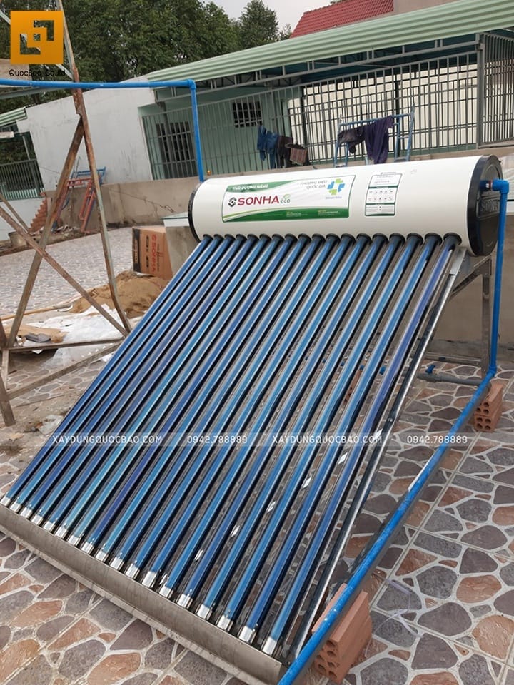 Lắp đặt hệ thống nước nóng sử dụng năng lượng mặt trời đặt trên sân thượng