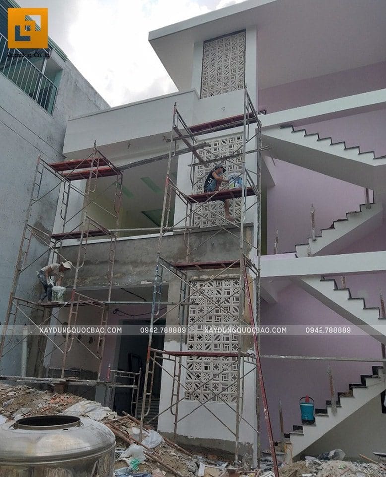 Công nhân thi công sơn nước ngoại thất mặt tiền nhà phố