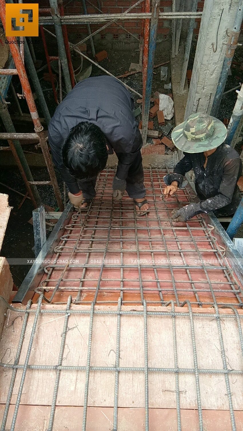 Dự Án Nhà Phố Tân Cổ Điển 2 Tầng Đẹp Tại Vĩnh Cửu Của Anh Tiến - Np20107 48 Công nhân đan thép khu vực cầu thang