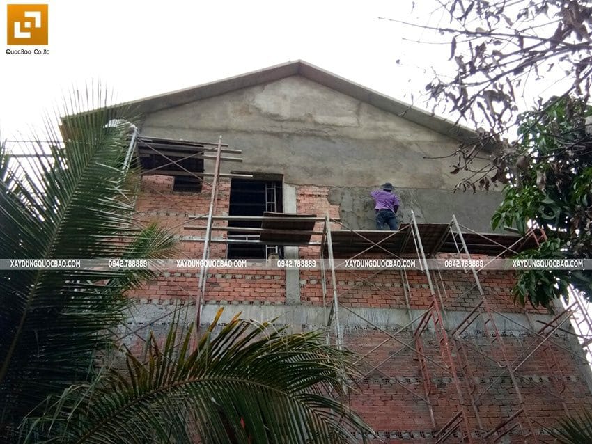 Thi công tô trát xi măng các bức tường phía bên ngoài