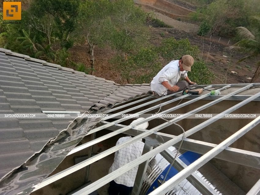 Công tác lợp mái ngói biệt thự - ảnh 2