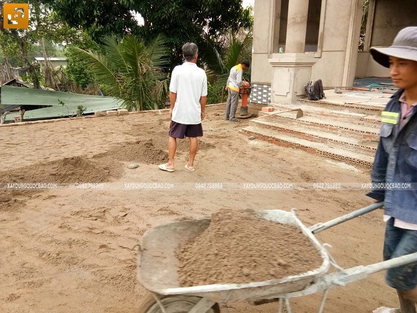 Đổ đất tạo mặt phẳng và thi công phần sân