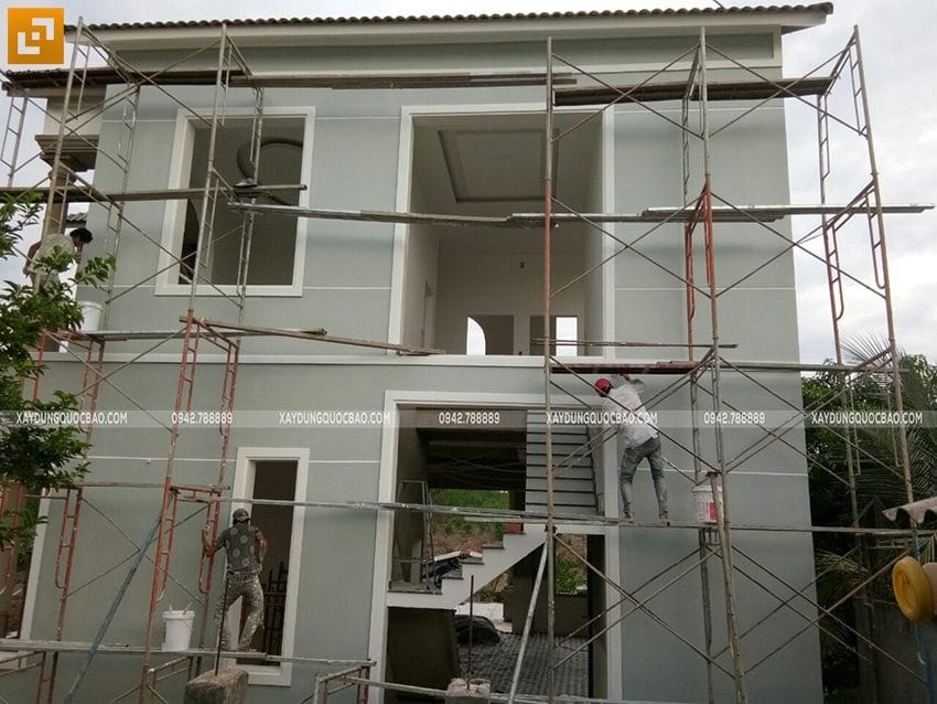 Đội thi công sơn nước đang thi công lăn sơn nước trang trí khu vực ngoại thất - ảnh 2