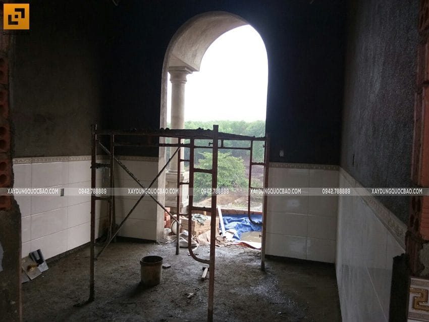 Công tác thi công ốp gạch tường quanh phòng ngủ