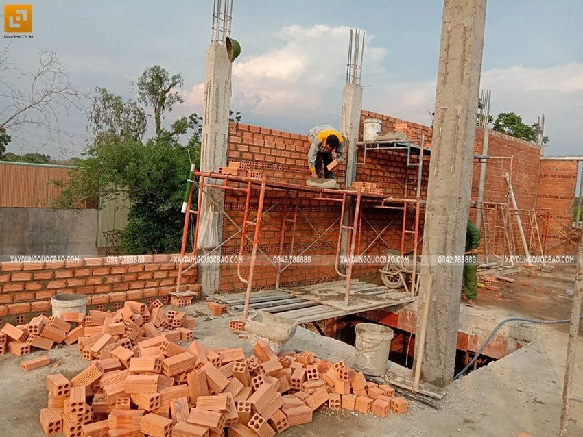 Dự Án Nhà Phố Tân Cổ Điển 2 Tầng Đẹp Tại Vĩnh Cửu Của Anh Tiến - Np20107 54 Công nhân xây tường tại lầu 1 - ảnh 2