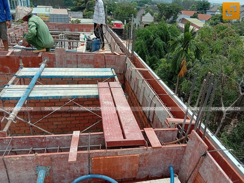Dự Án Nhà Phố Tân Cổ Điển 2 Tầng Đẹp Tại Vĩnh Cửu Của Anh Tiến - Np20107 58 Các bức tường đã được xây xong, tiếp tục dựng cofa dầm, sàn phần mái - ảnh 3