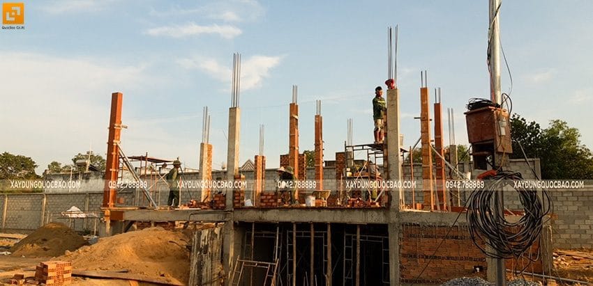 Lắp đặt ván khuôn cofa cột, trụ lầu 1