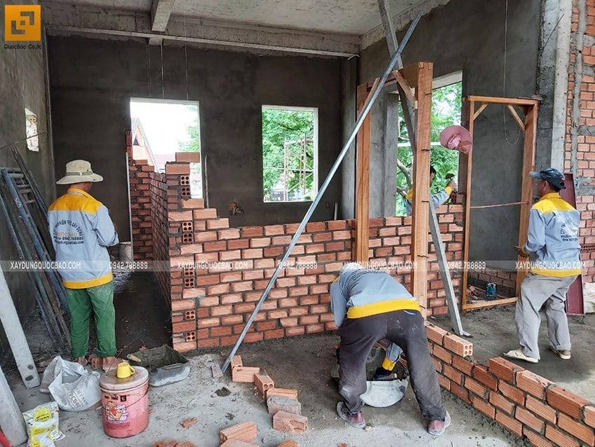 Công nhân xây tường ngăn các phòng - ảnh 2