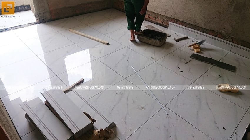 Công nhân thi công lát gạch nền nhà - ảnh 2