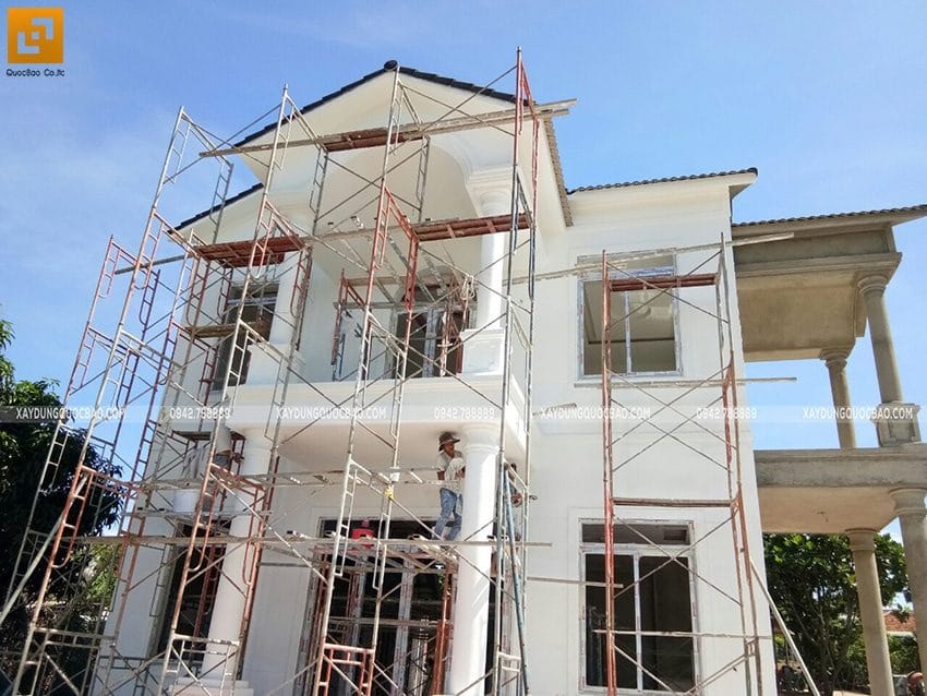 Đội thi công sơn nước đang thi công lăn sơn nước trang trí khu vực ngoại thất - ảnh 4
