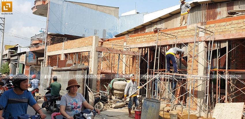 Công nhân quốc bảo thi công dầm, sàn lầu 1 - ảnh 1