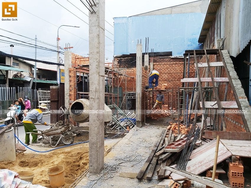Công nhân xây các bức tường ở tầng trệt
