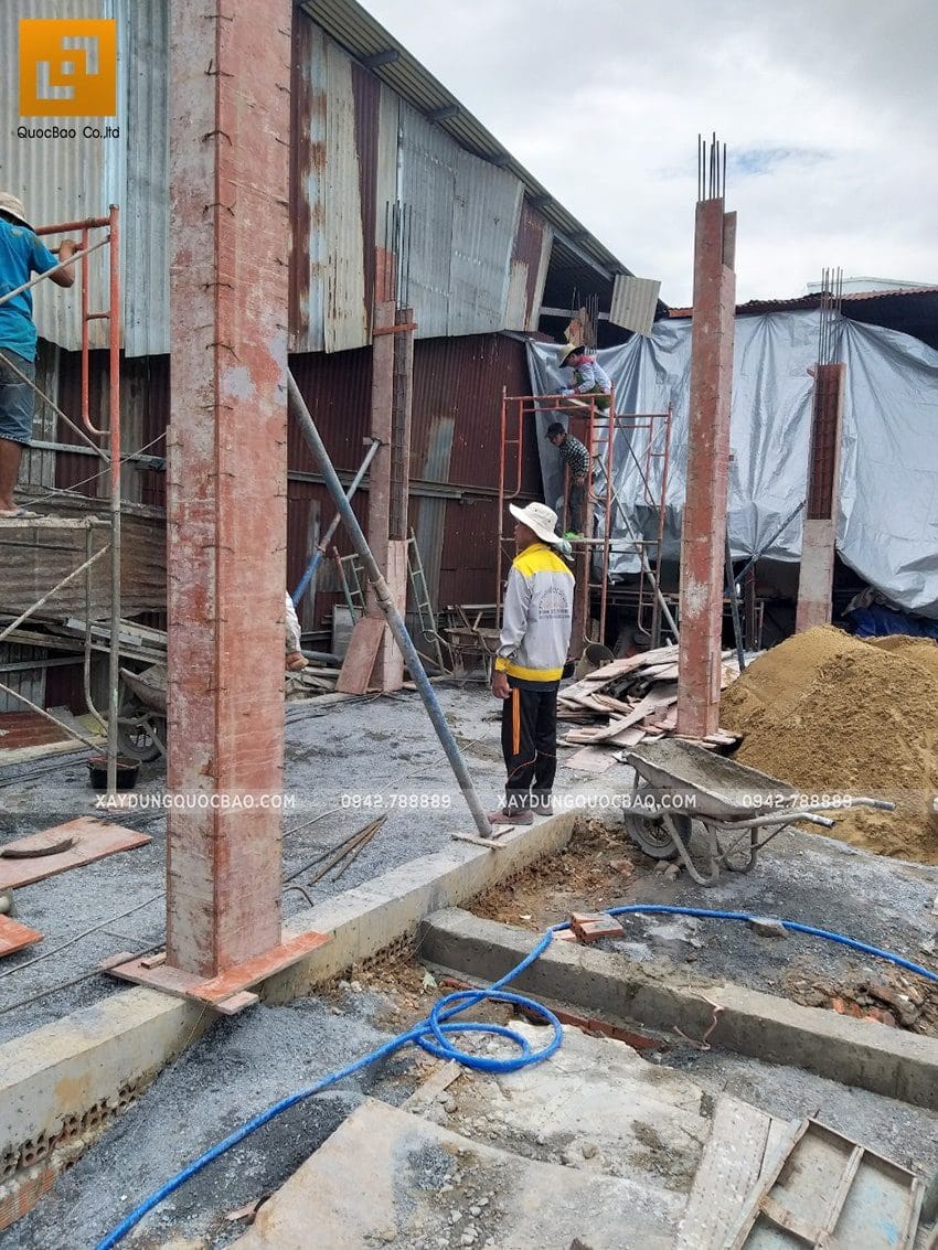 Thi công đổ bê tông cột, trụ tầng trệt - ảnh 1