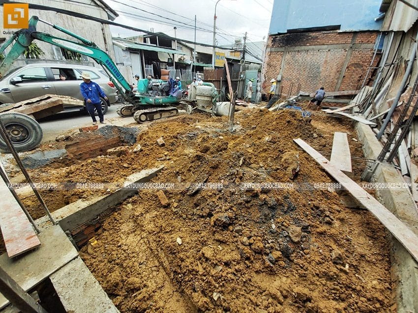 Xe cơ giới thi công san lấp đất móng