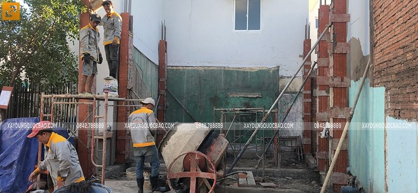 Lắp dựng cốp pha cột, trụ bê tông tầng trệt - Ảnh 3