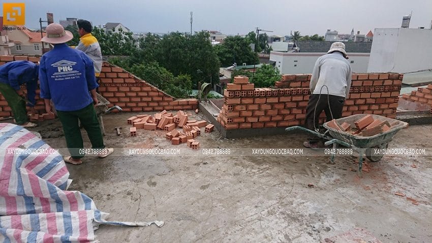 Công nhân thi công phần mái của biệt thự nhật bản