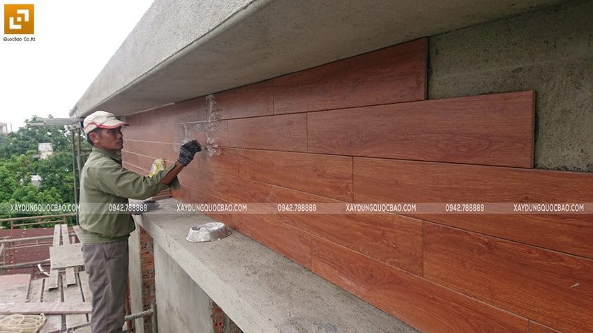 Ốp tấm bê tông giả gỗ smartwood phía ngoài biệt thự