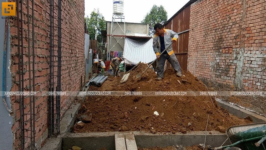 Đổ bê tông dầm móng và đổ đất móng - ảnh 3