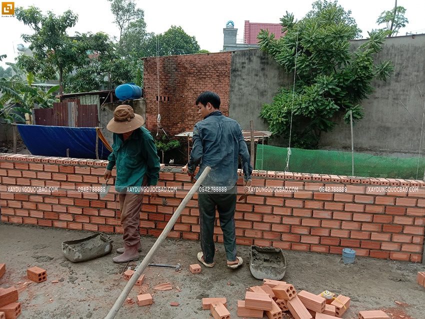 Công nhân thi công xây tường gạch ở lầu 1 - Ảnh 2