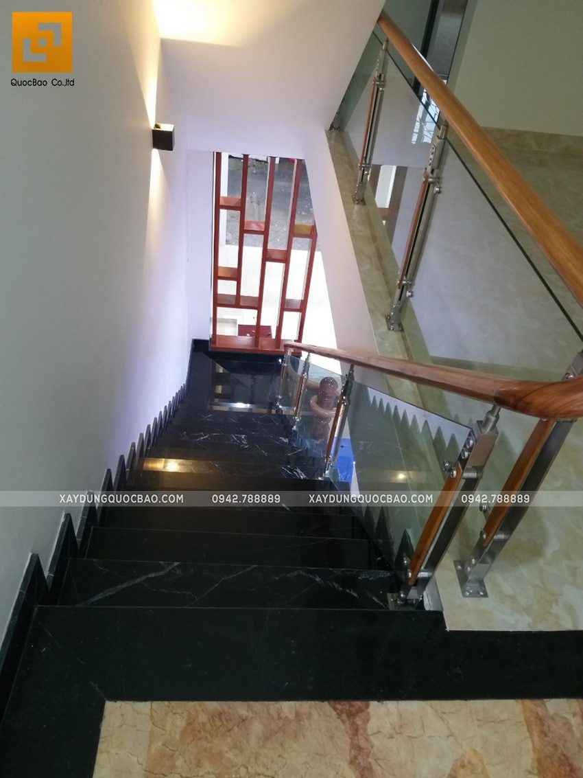Cầu thang dẫn lên lầu 1 được ốp đá hoa cương sang trọng