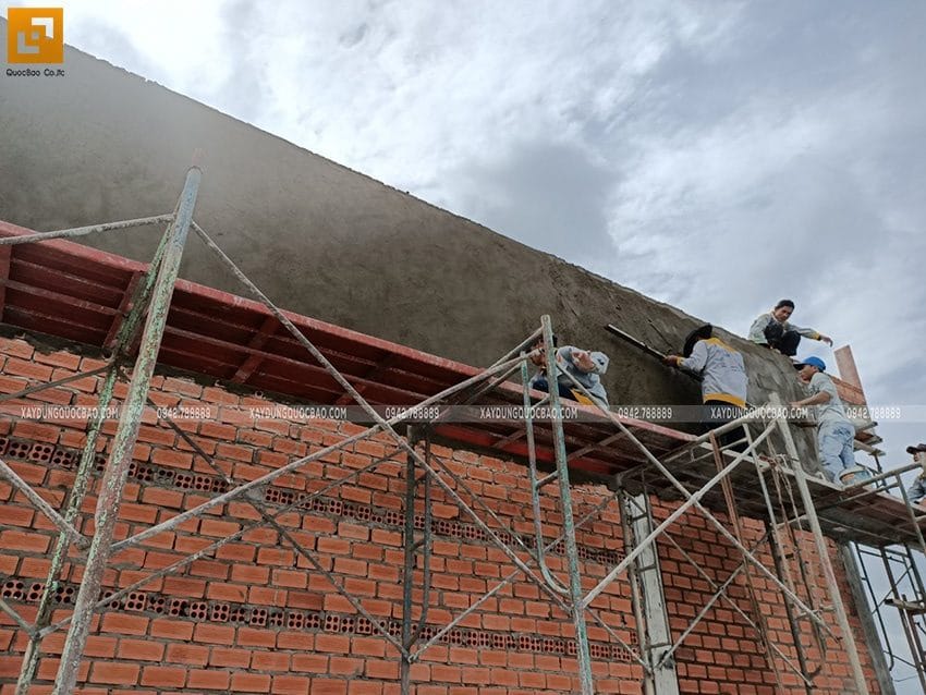 Công nhân thi công tô trát tường bên ngoài - ảnh 1