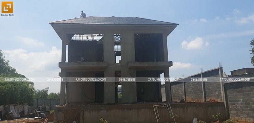 Thi công lắp đặt khung thép mái ngói của biệt thự - Ảnh 3