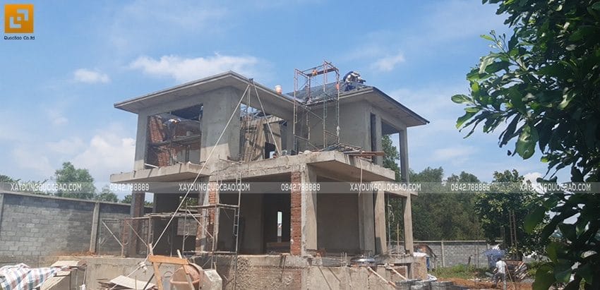 Thi công lắp đặt khung thép mái ngói của biệt thự - Ảnh 1