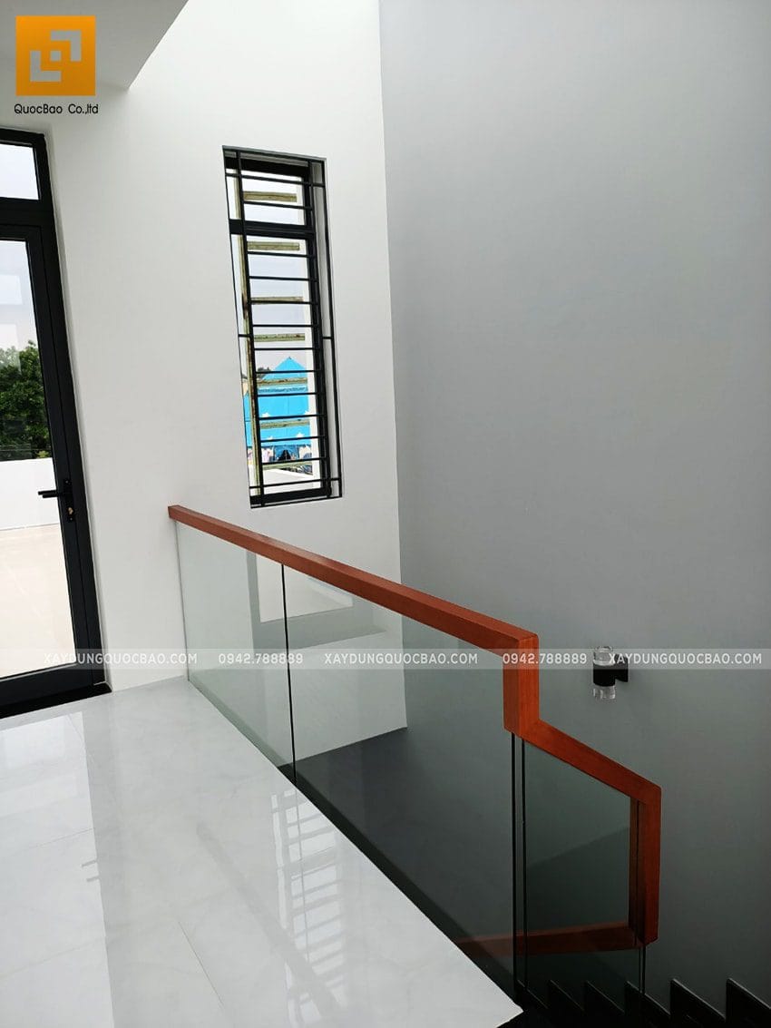 Hành lang dẫn ra sân thượng phía trước nhà