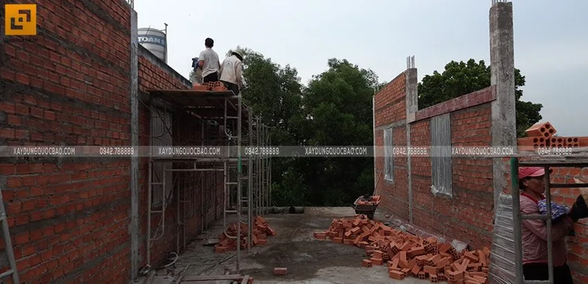 Công nhân đang xây tường lầu 1 - Ảnh 1