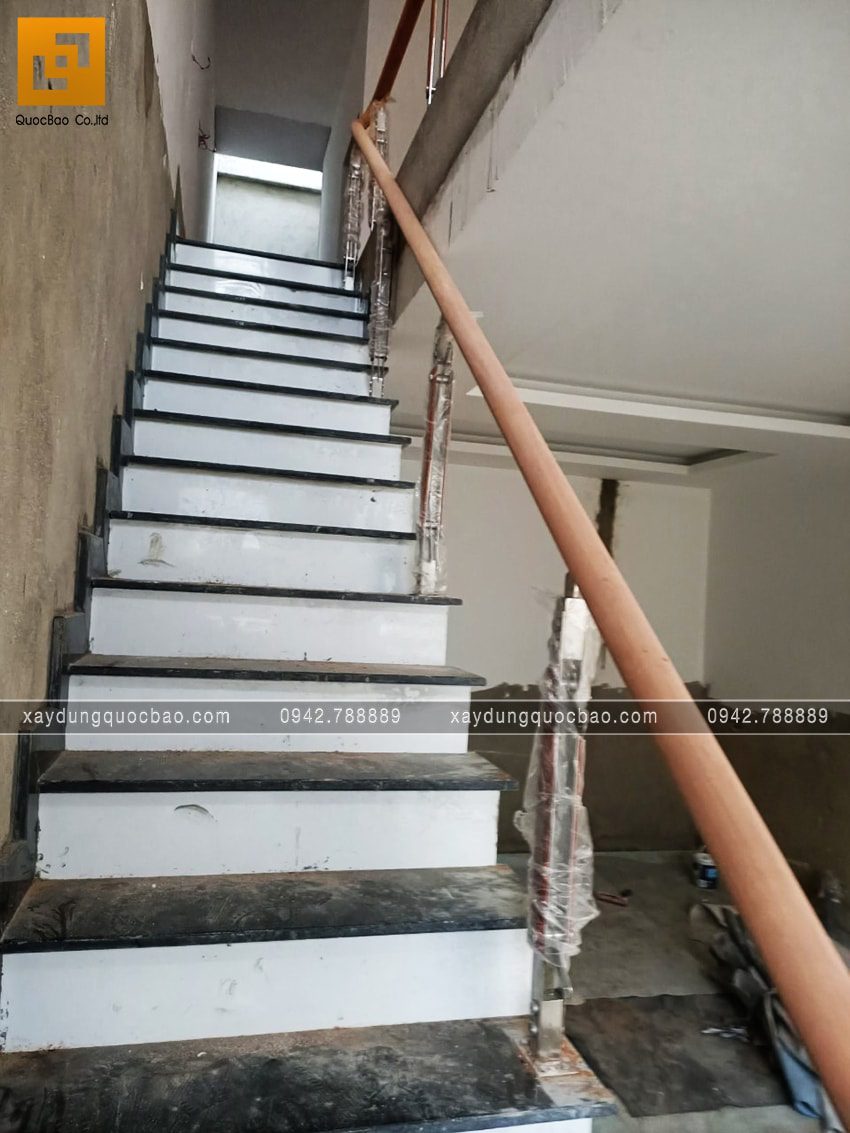 Hoàn thiện lát đá hoa cương cầu thang chính trong nhà