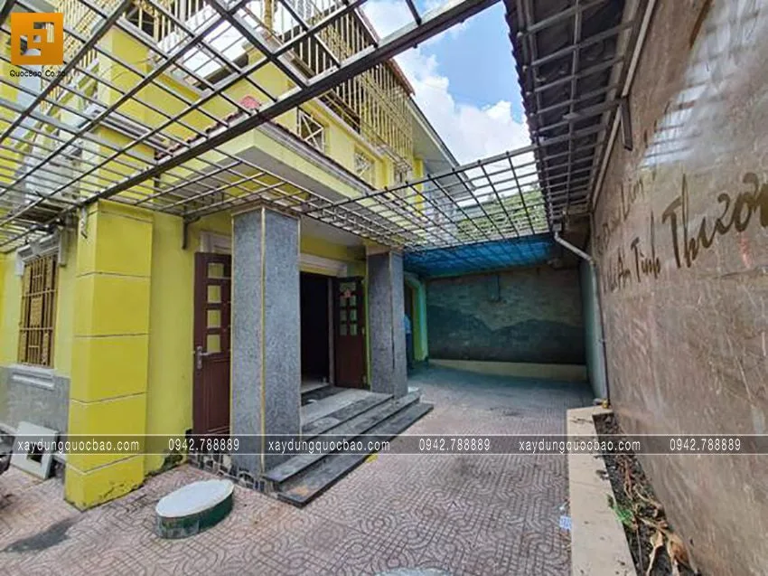 Biệt thự phố đẹp hiện đại giao thoa phong cách kiến trúc Á Âu 3 Hiện trạng khu vực sân trước của căn nhà